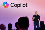 Yusuf Mehdi, šéf spotrebiteľského marketingu spoločnosti Microsoft po 35 rokoch končí